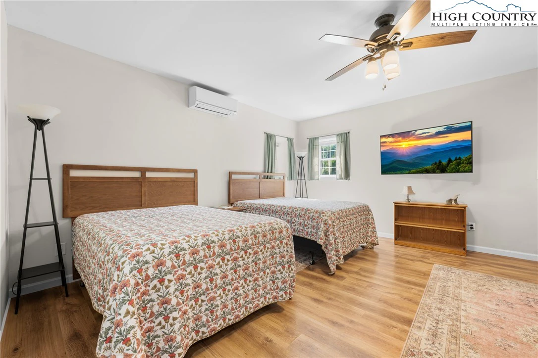 Image number 6 for the current listing