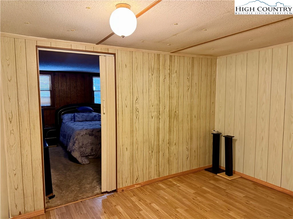 Image number 11 for the current listing