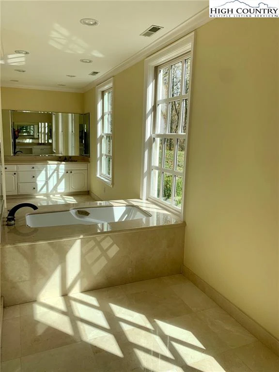 Image number 2 for the current listing