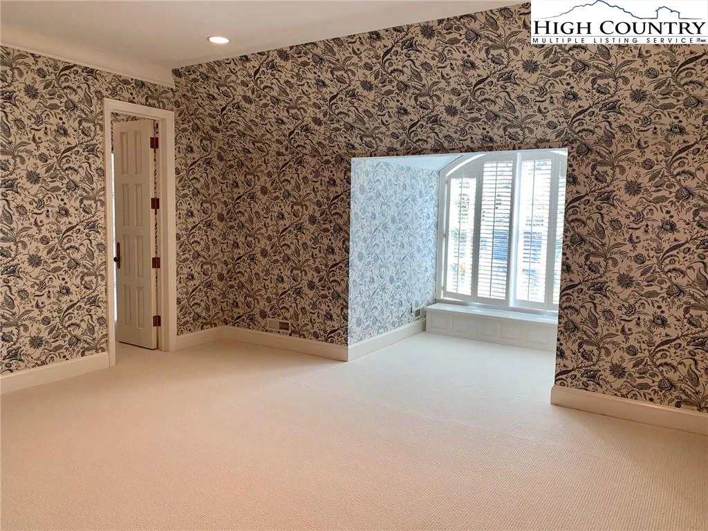 Image number 14 for the current listing