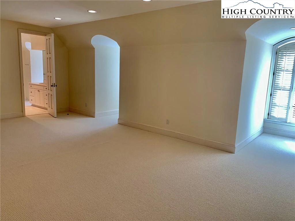 Image number 10 for the current listing
