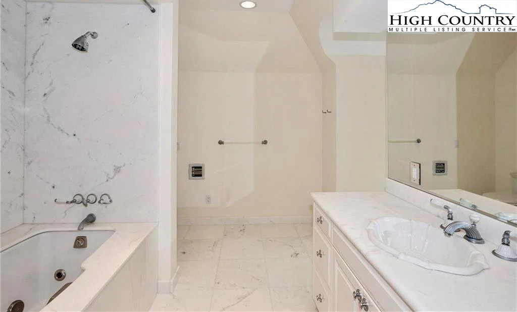 Image number 9 for the current listing