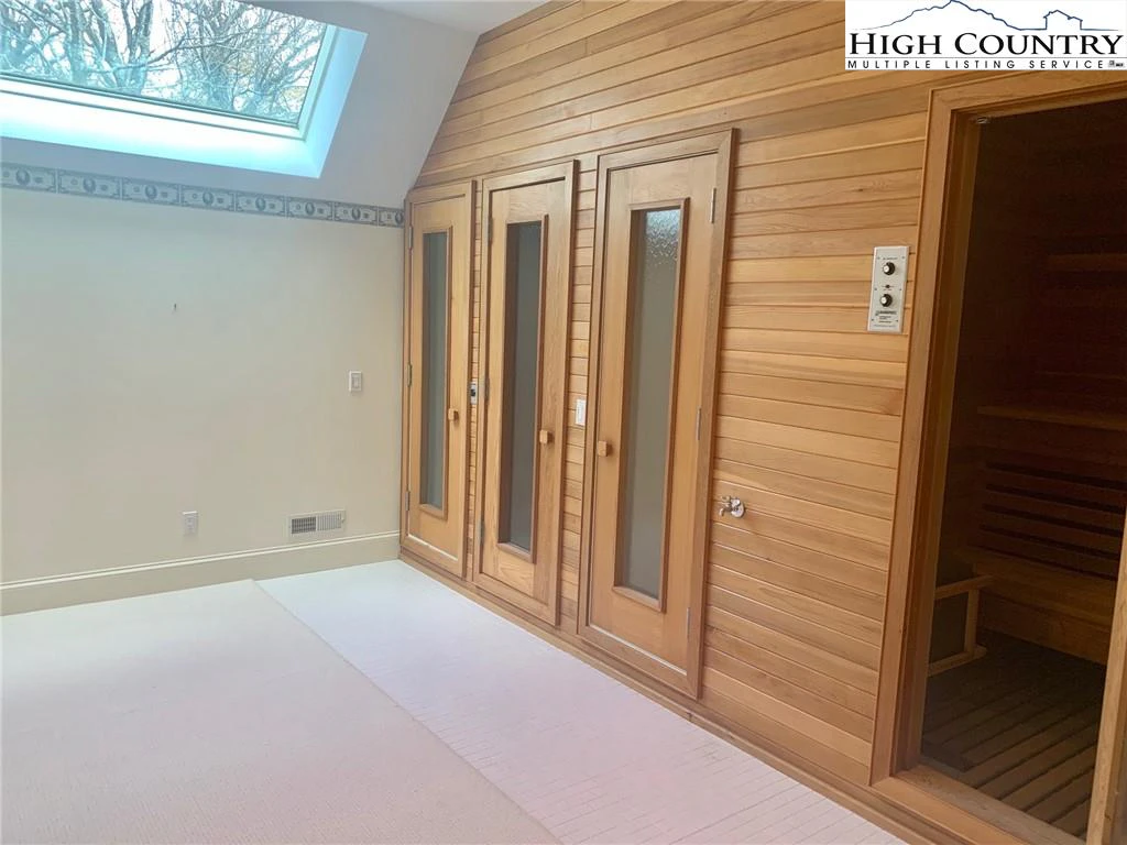 Image number 7 for the current listing