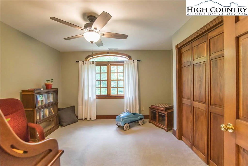 Image number 5 for the current listing
