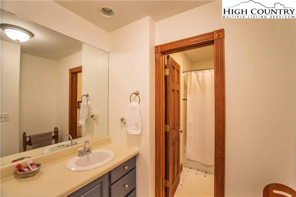 Image number 2 for the current listing