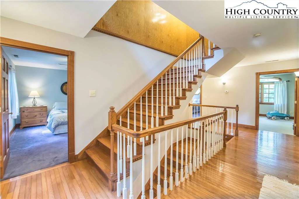 Image number 14 for the current listing
