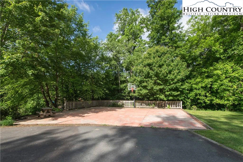Image number 17 for the current listing