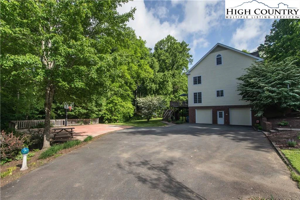 Image number 19 for the current listing