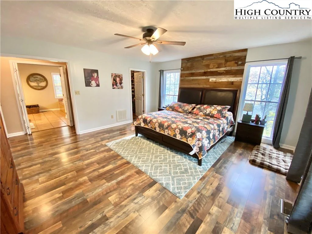 Image number 4 for the current listing