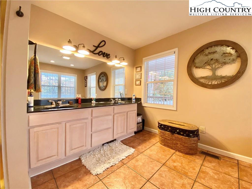 Image number 8 for the current listing