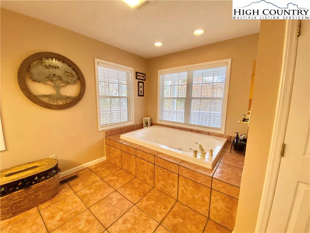 Image number 9 for the current listing