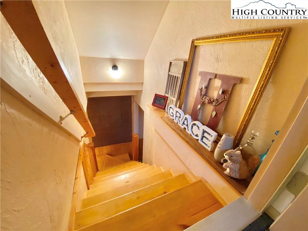 Image number 19 for the current listing