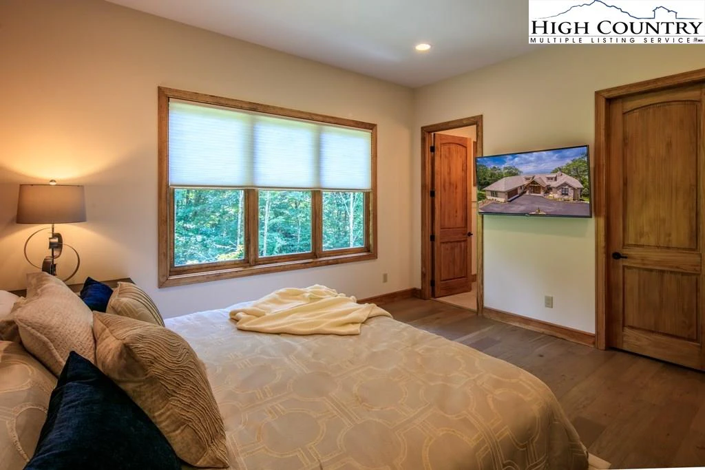 Image number 3 for the current listing
