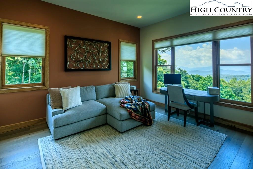 Image number 5 for the current listing