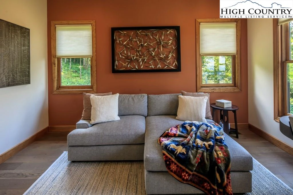 Image number 6 for the current listing