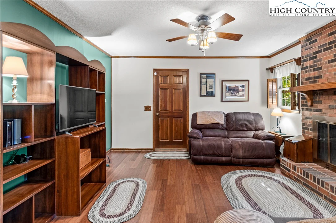 Image number 4 for the current listing