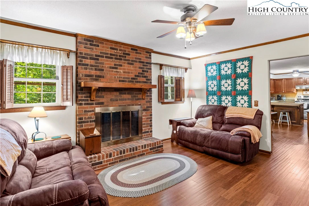 Image number 5 for the current listing