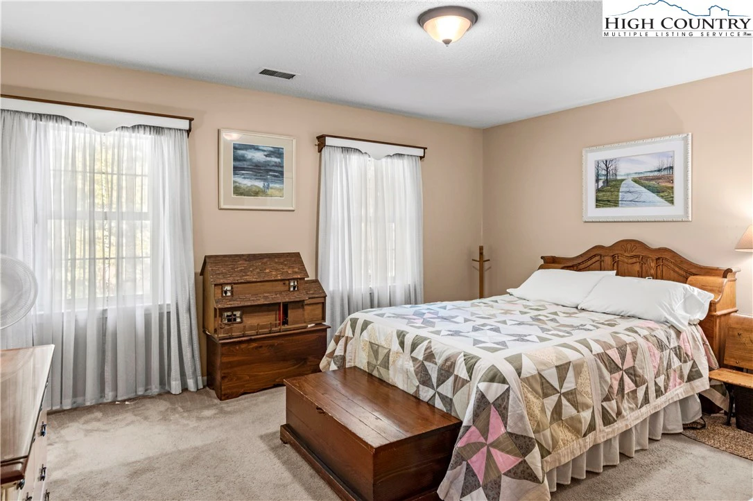 Image number 15 for the current listing