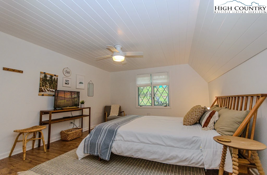 Image number 4 for the current listing