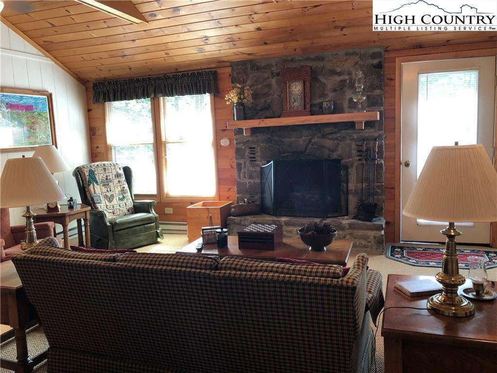 Image number 17 for the current listing