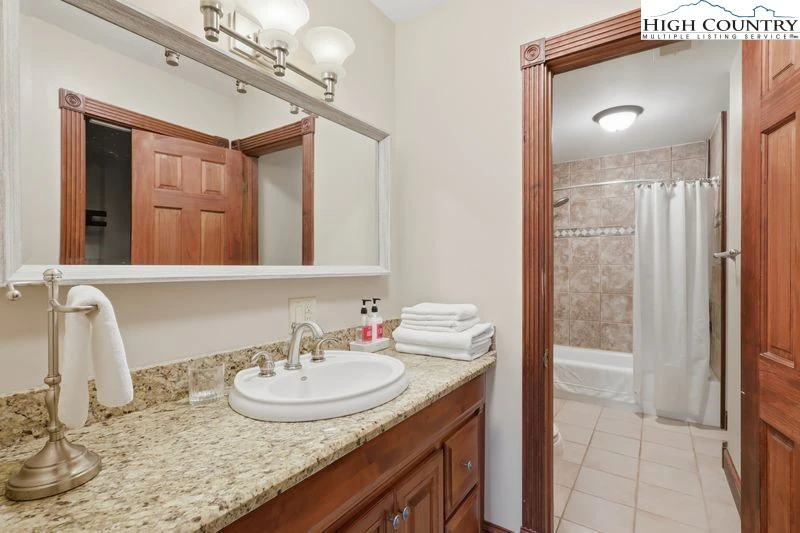 Image number 7 for the current listing