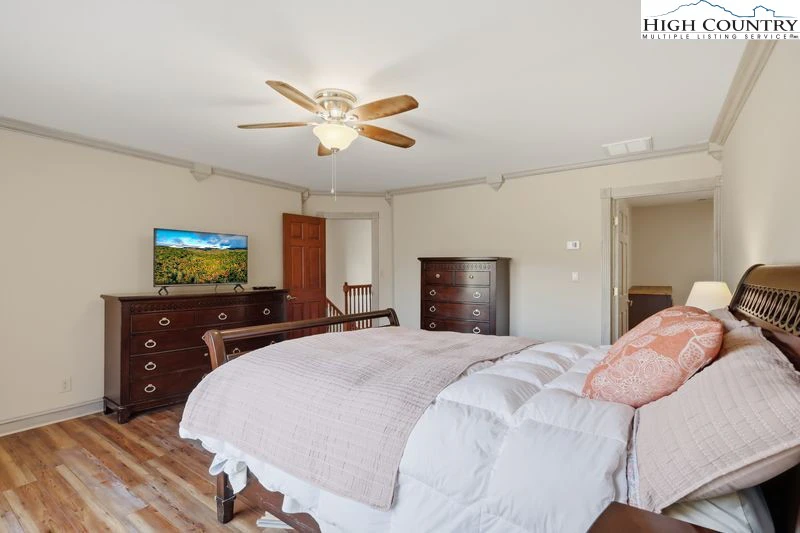 Image number 13 for the current listing