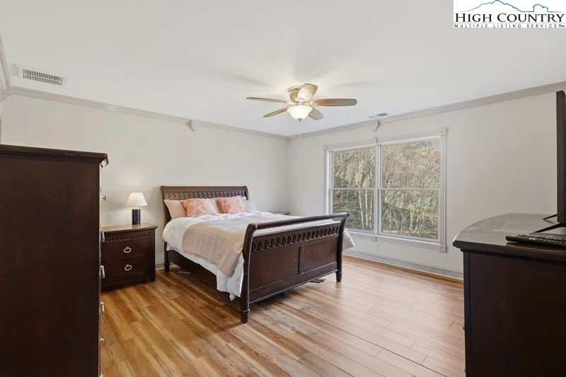 Image number 2 for the current listing