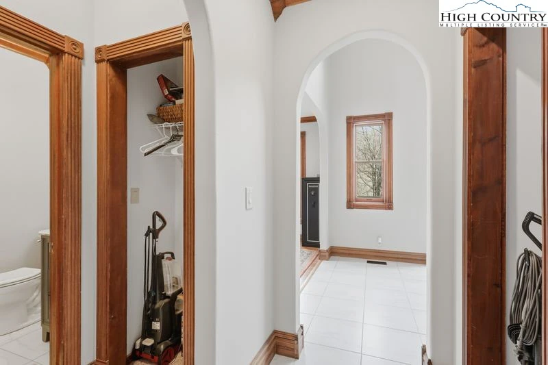 Image number 19 for the current listing