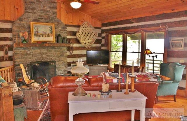 Image number 13 for the current listing