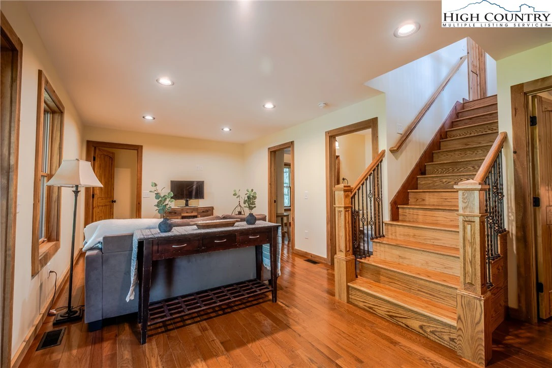 Image number 3 for the current listing