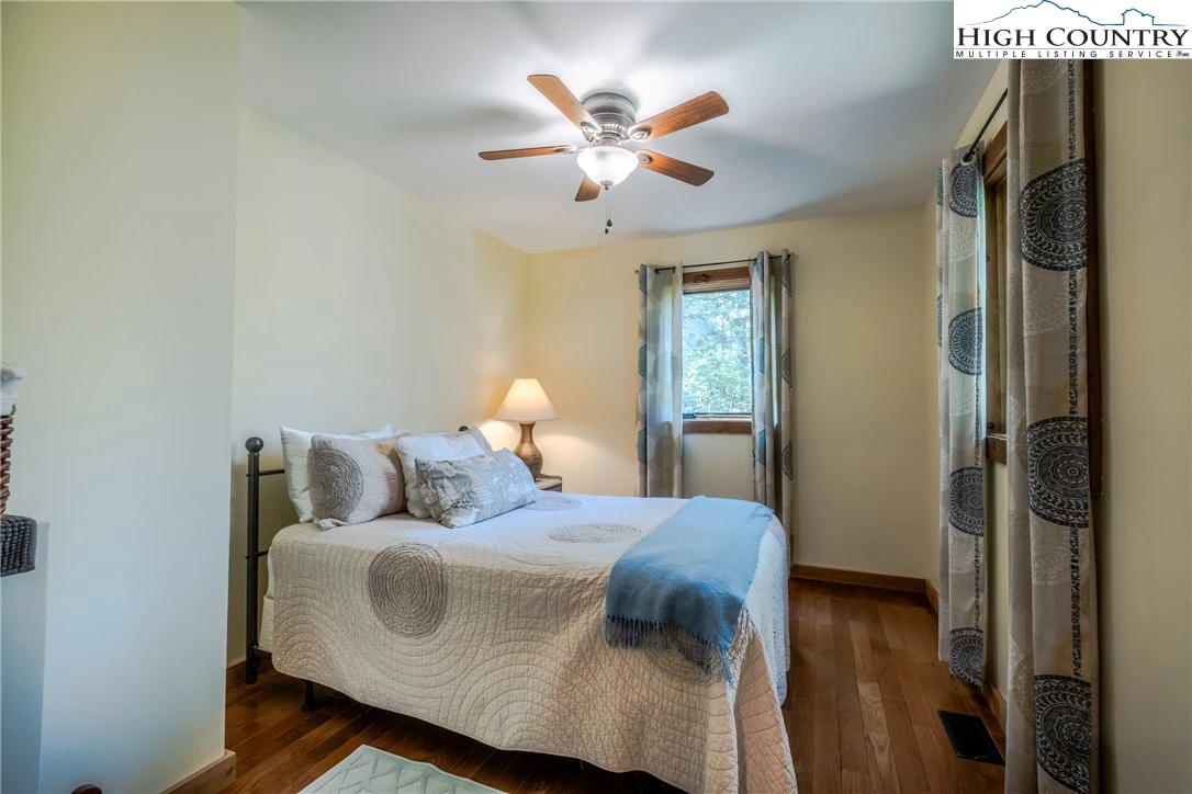Image number 5 for the current listing