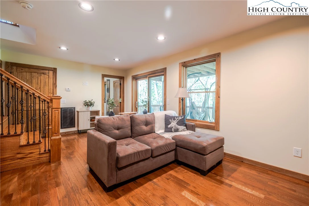 Image number 9 for the current listing