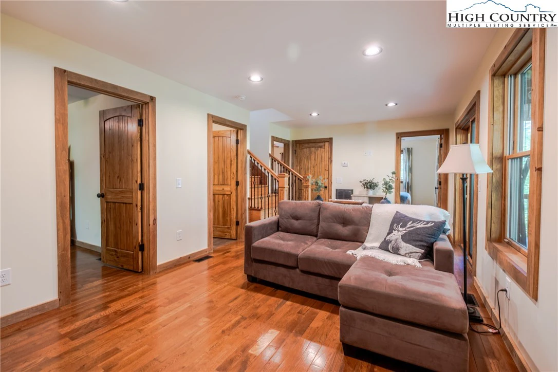 Image number 10 for the current listing