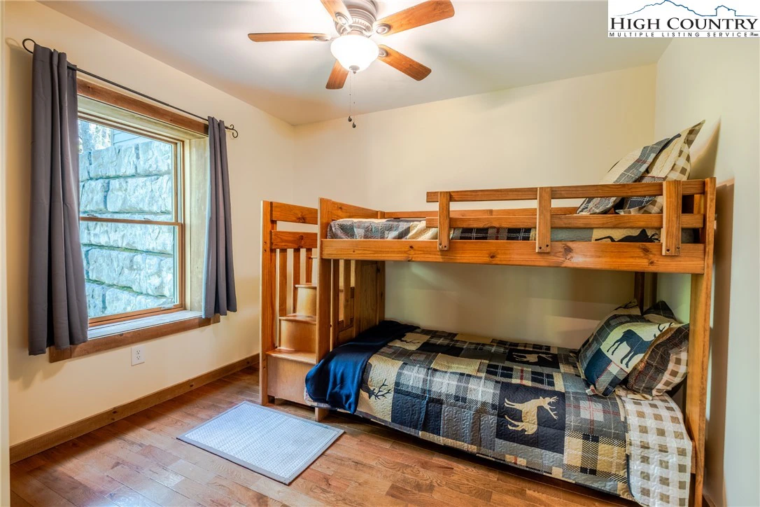 Image number 11 for the current listing