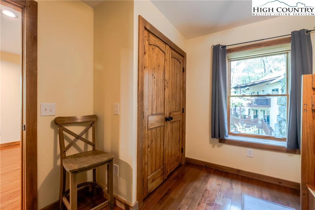 Image number 2 for the current listing