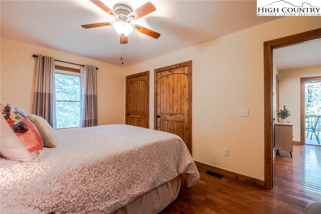 Image number 14 for the current listing