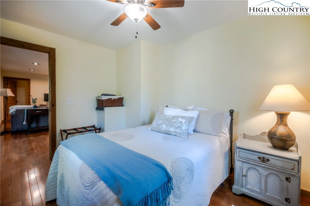 Image number 6 for the current listing