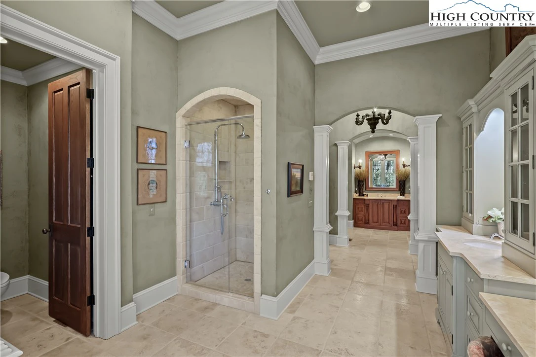 Image number 14 for the current listing
