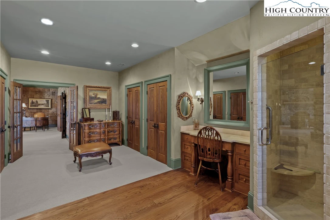 Image number 9 for the current listing