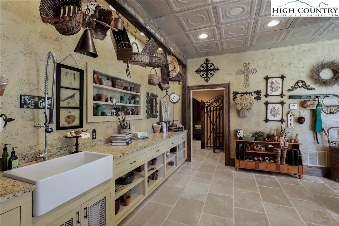 Image number 2 for the current listing