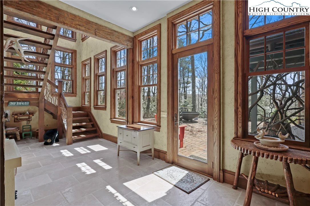 Image number 13 for the current listing