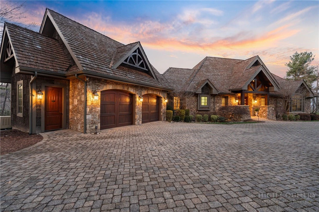 Image number 1 for the current listing