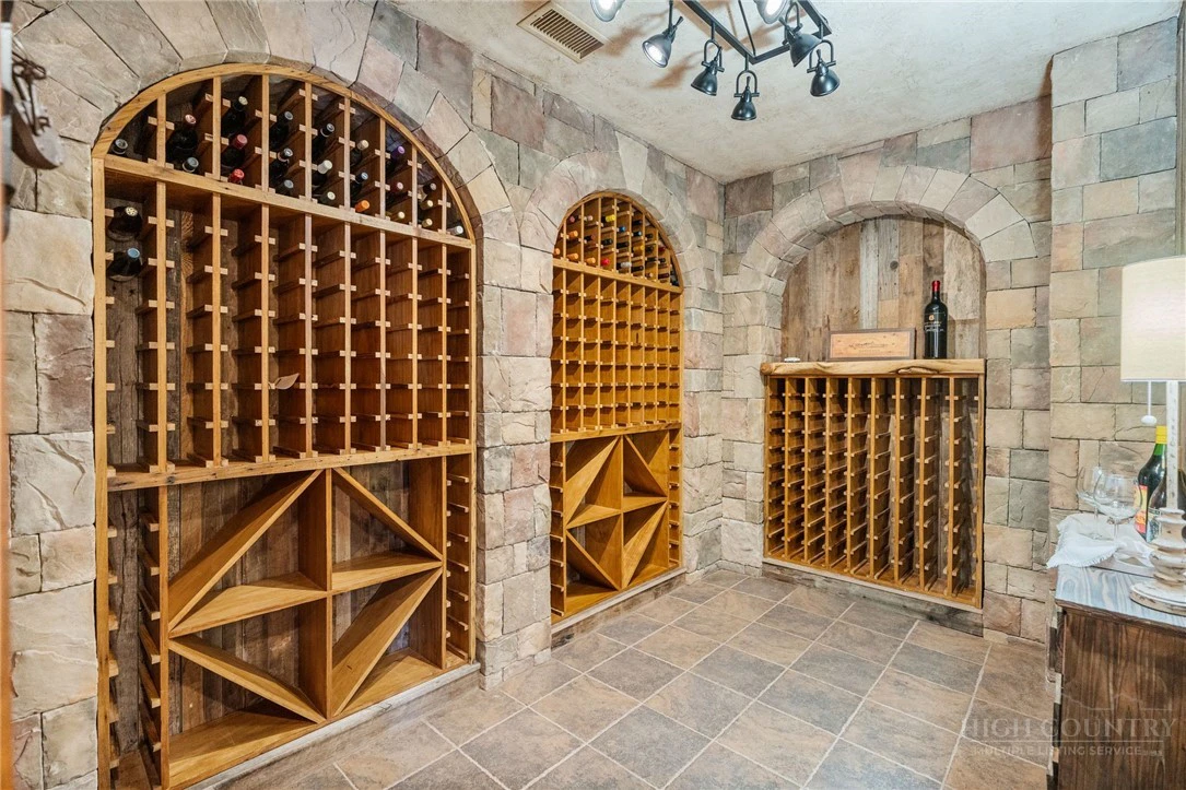 Image number 3 for the current listing