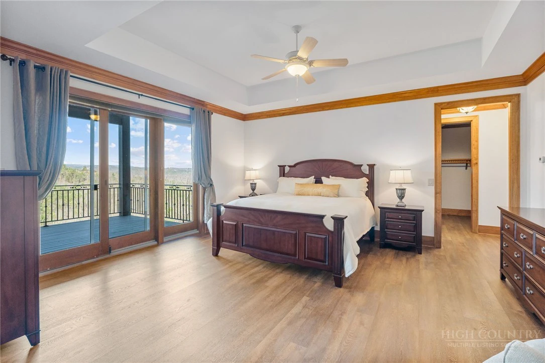 Image number 4 for the current listing