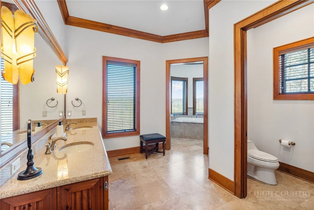Image number 5 for the current listing