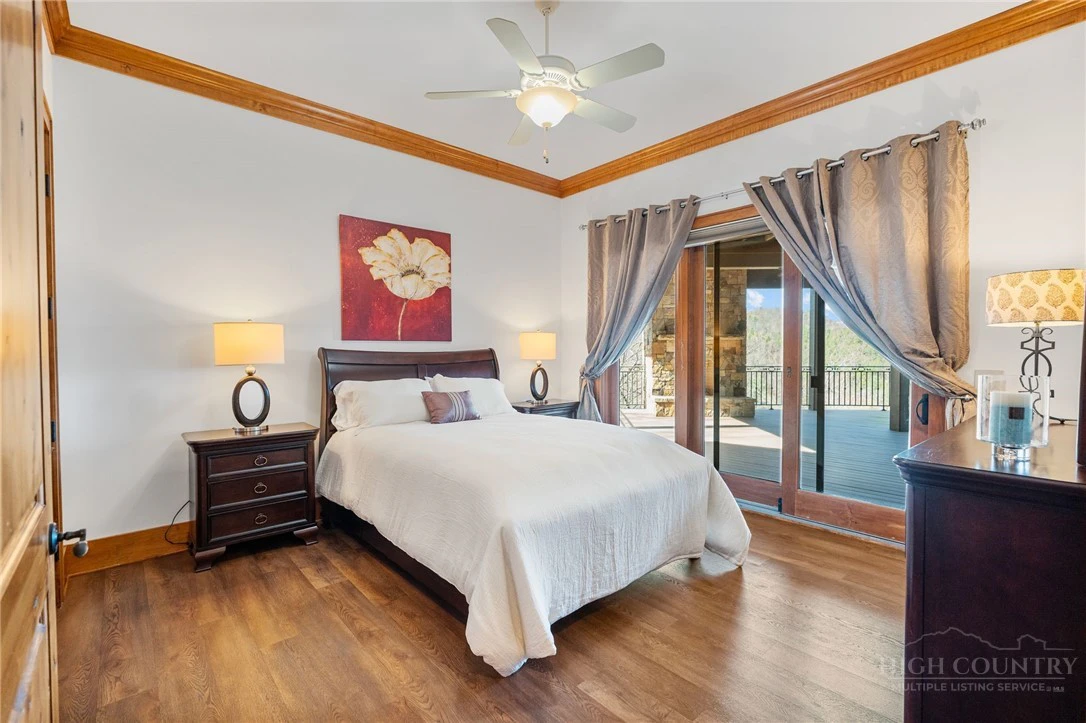 Image number 9 for the current listing