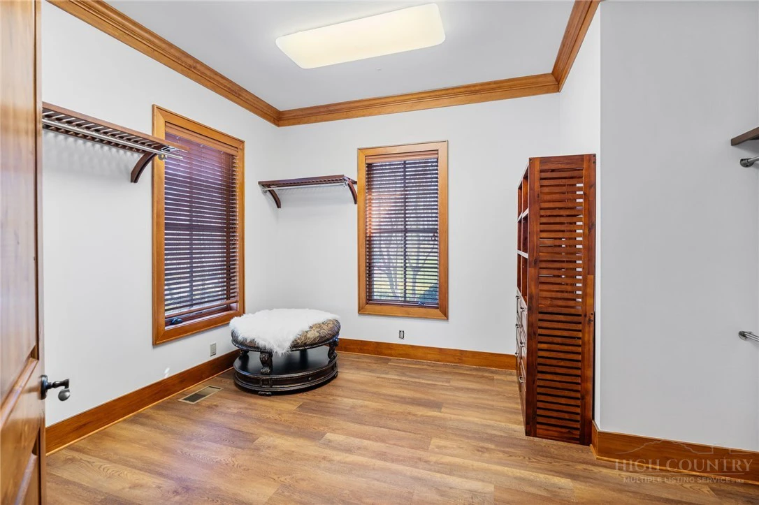 Image number 10 for the current listing