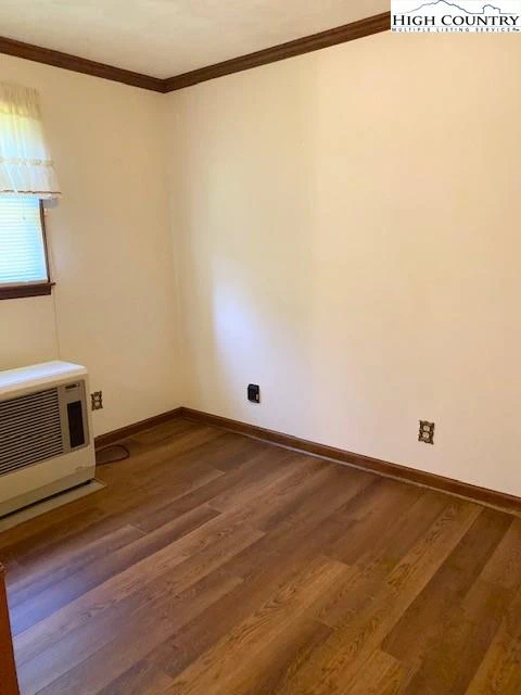 Image number 4 for the current listing