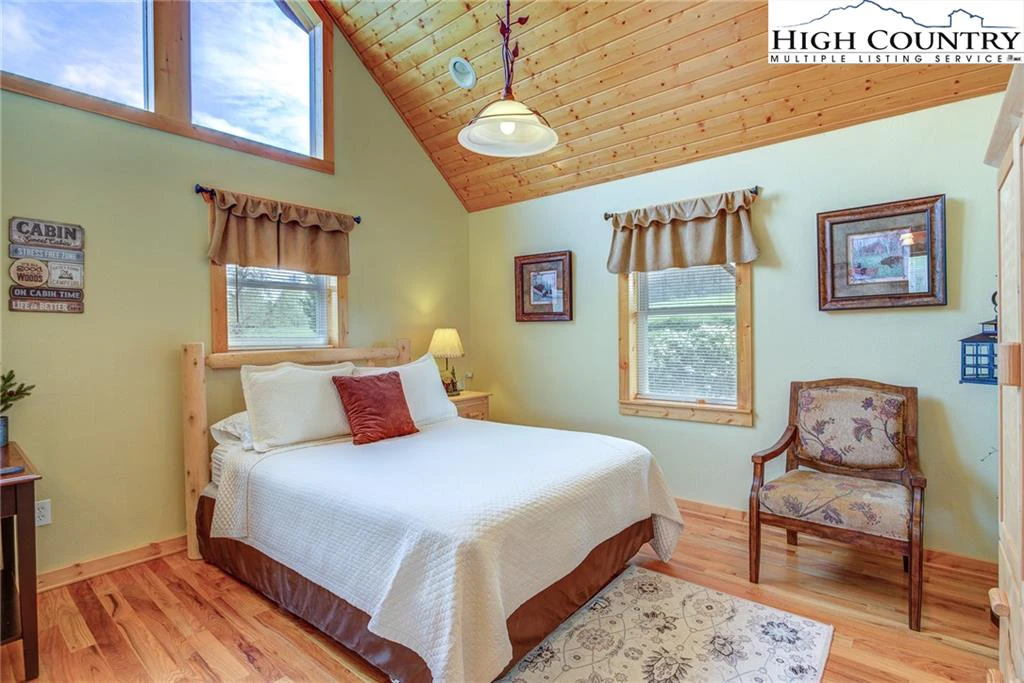 Image number 11 for the current listing