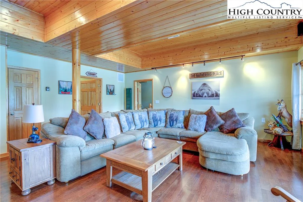 Image number 4 for the current listing